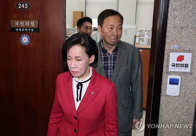 장동혁 당 대표 면담 후 나오는 대구시당 의원들