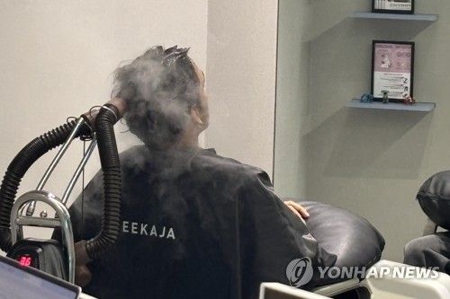 "명동 구경 왔다가 미용실 찾았어요"