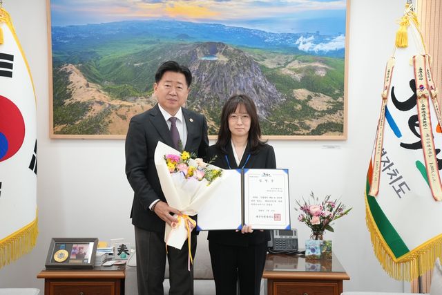 제주도 역학조사관으로 공식 임명된 박나겸(오른쪽) 주무관