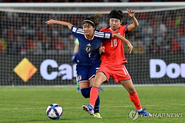 경합하는 지소연(오른쪽).