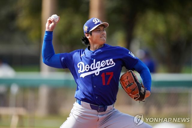 스프링캠프에서 투구 훈련하는 오타니 쇼헤이