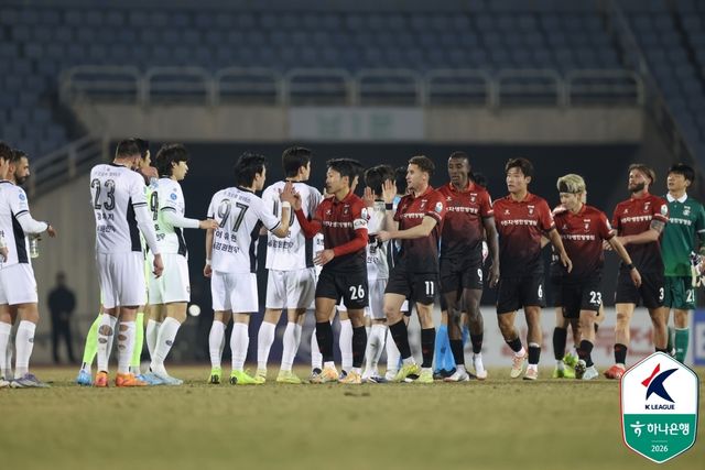 경기가 끝나고 서로 격려하는 부천과 강원 선수들