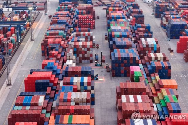 항구에 쌓인 컨테이너들