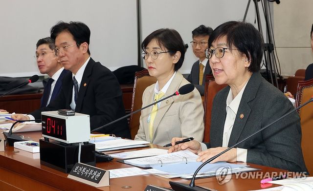 답변하는 정은경 보건복지부 장관