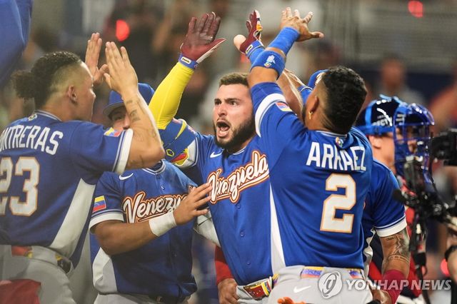 기뻐하는 베네수엘라 선수단