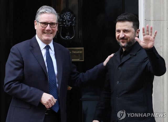 17일 영국 방문한 젤렌스키 대통령과 스타머 총리