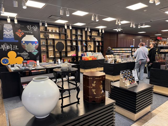 외국 '아미' 겨냥한 교보문고의 한국 공예품 코너