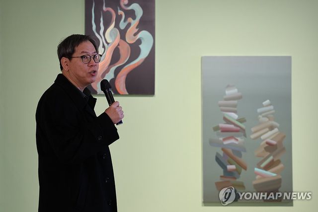 인사말하는 박찬경 작가