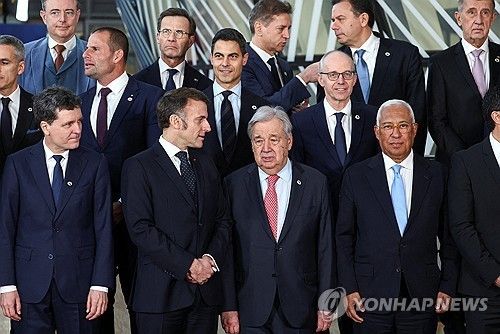 19일 브뤼셀에서 열린 EU 정상회의에서 기념촬영을 하고 있는 EU 지도자들. 앞줄 가운데는 안토니우 구테흐스 유엔 사무총장 [로이터 연합뉴스 자료사진] 