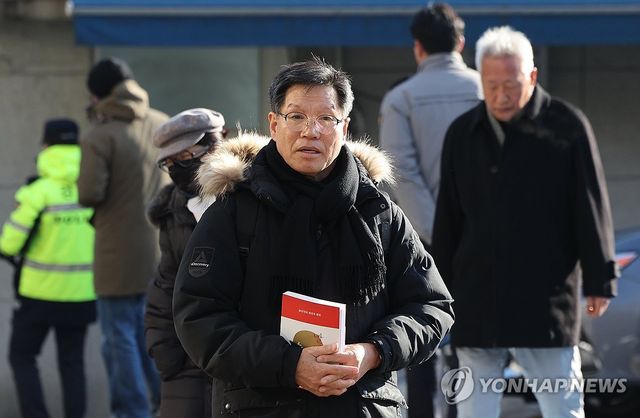 경찰 출석하는 김병헌 대표