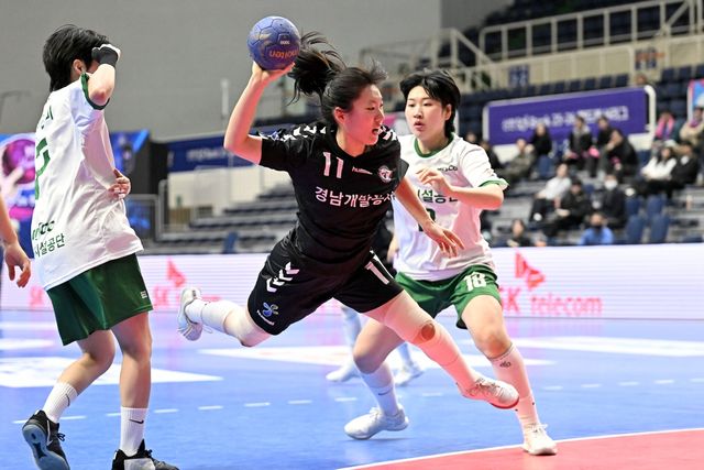 19일 부산시설공단과 경기에서 슛을 시도하는 경남개발공사 김연우