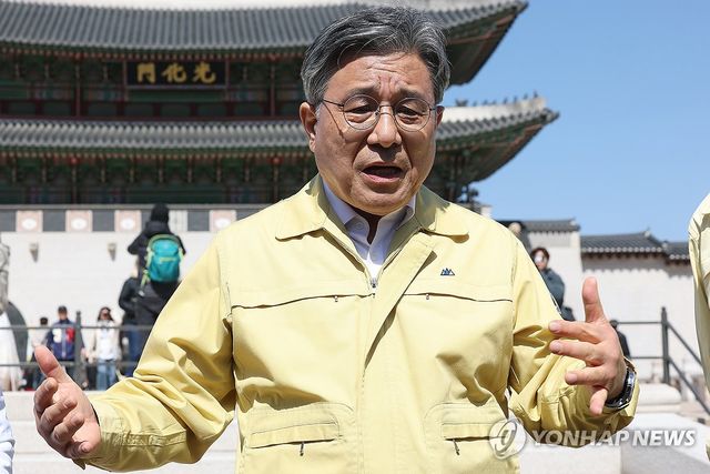 방탄소년단 관련 질문에 답하는 허민 국가유산청장