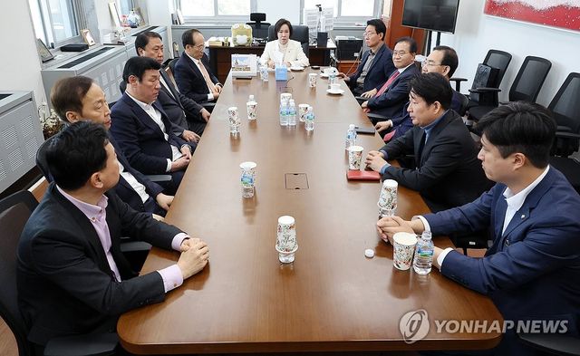 머리 맞댄 국민의힘 대구 의원들