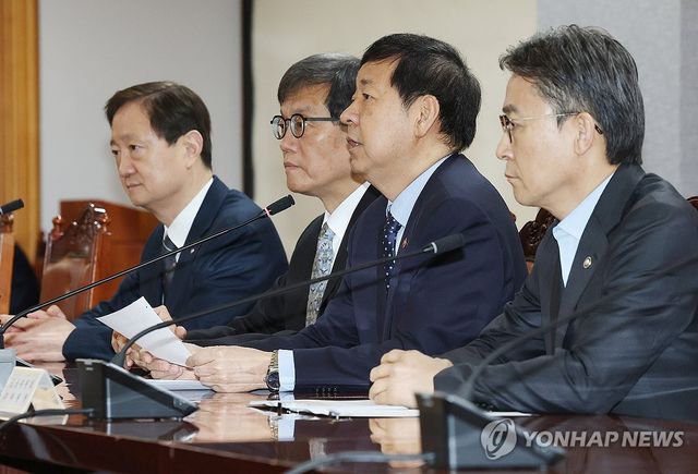 확대거시경제금융회의 모두발언하는 구윤철 부총리