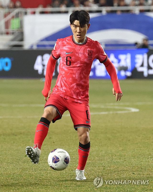 패스할 곳 찾는 황인범