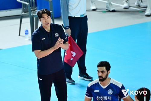 선수들을 격려하는 고준용 삼성화재 감독대행(왼쪽)