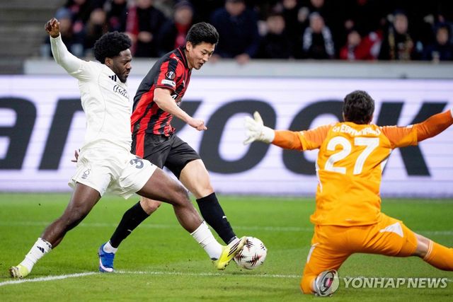 슈팅하는 조규성