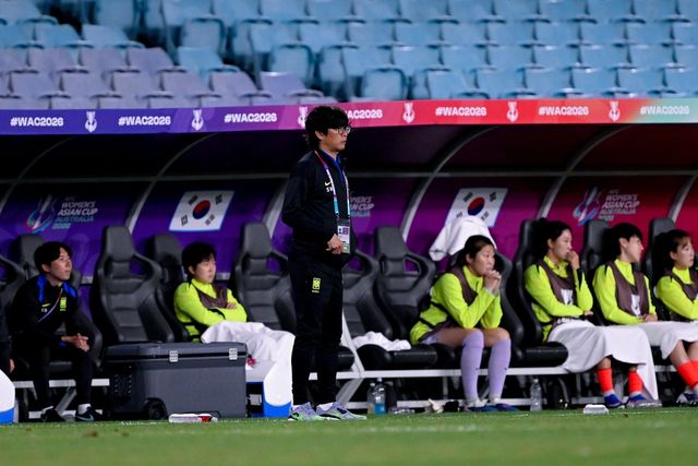 일본과의 여자 아시안컵 4강전 경기를 지켜보는 신상우 감독.