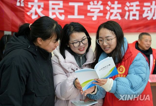 중국 동부 장쑤성 농촌에서 자원 활동 중인 청년(오른쪽)