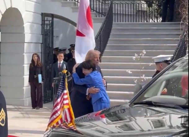 포옹하는 미일 정상