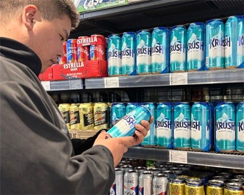 몽골 울란바토르 마트에서 크러시를 살펴보고 있는 소비자