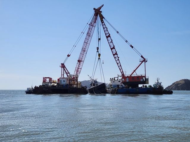 보령 앞바다서 침몰한 어선 인양