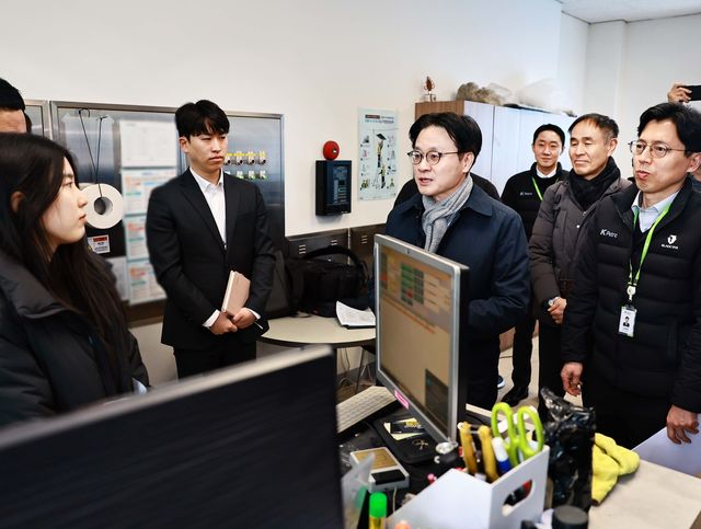 범부처 합동점검단 불시 점검 동행한 김정관 산업부 장관(가운데)