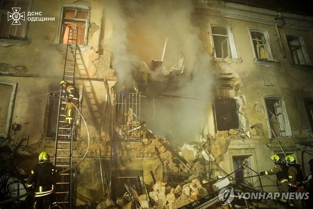 19일 러시아 공격으로 부서진 우크라 오데사 지역 아파트