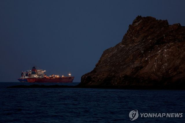 호르무즈 해협 인근에 정박한 유조선