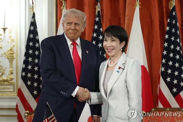 지난해 10월 일본서 만난 트럼프 미국 대통령(왼쪽)과 다카이치 사나에 일본 총리