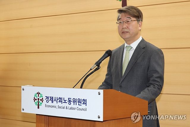 새 정부 제1기 경사노위 출범 브리핑하는 김지형 위원장