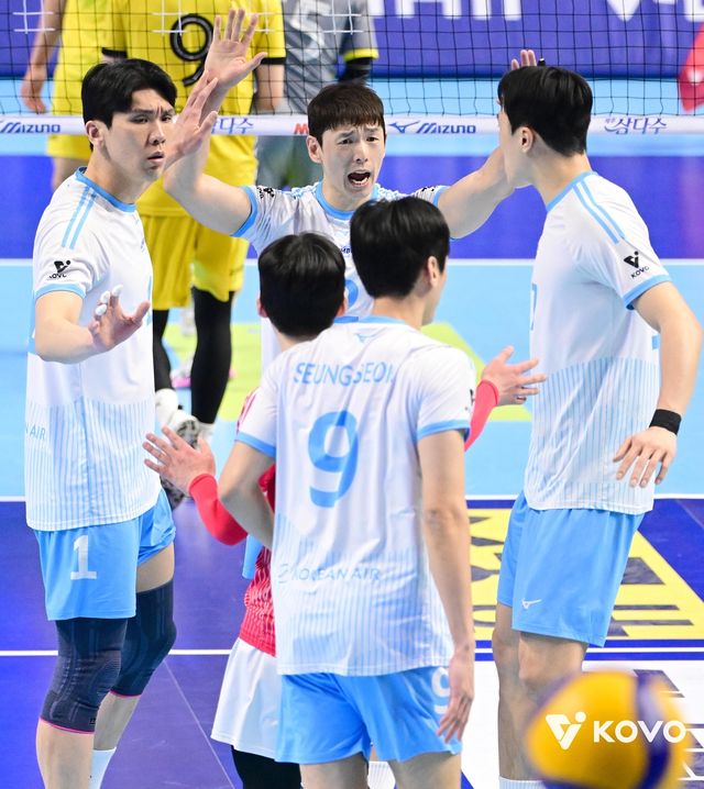 득점 후 기뻐하는 대한항공 선수들 
