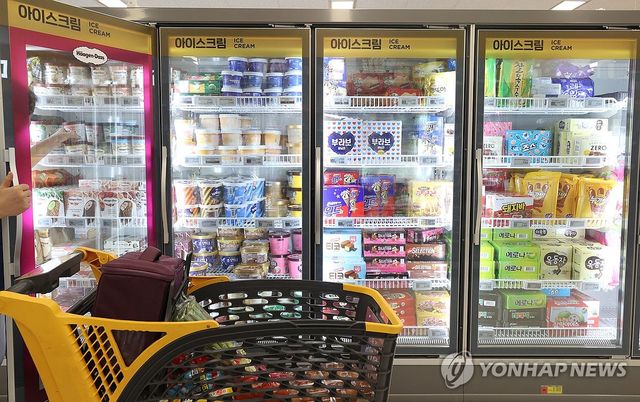 서울의 한 대형마트에서 아이스크림을 고르고 있는 시민