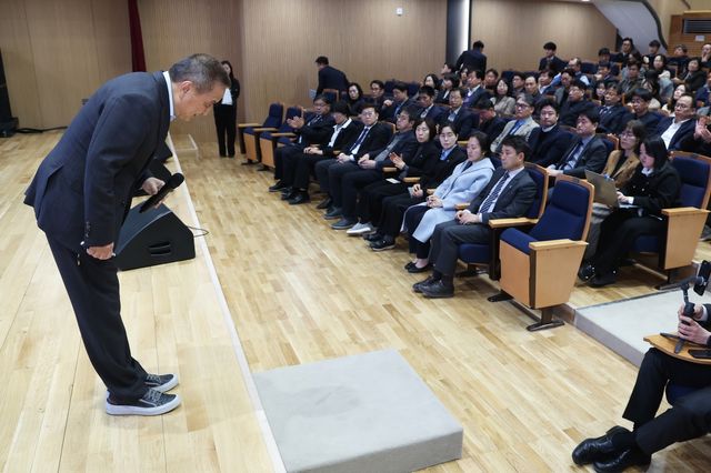 직원들에게 고개 숙인 김영환 충북지사
