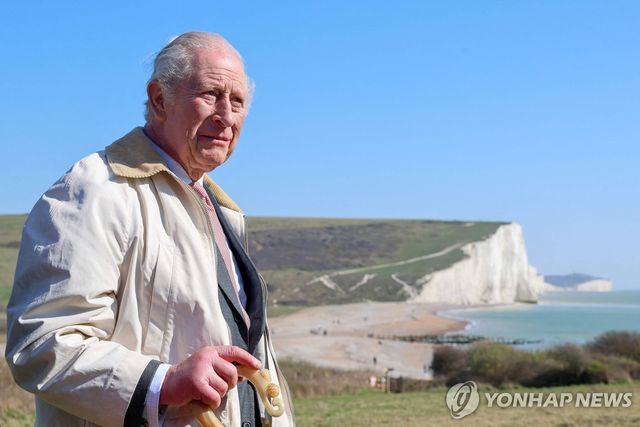 찰스 3세가 19일(현지시간) 자신의 이름을 딴 해안길의 세븐시스터스 구간을 걷고 있다