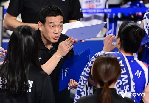 선수들에게 작전 지시하는 여오현 IBK기업은행 감독대행