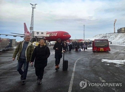 그린란드 누크 공항에 착륙한 비행기