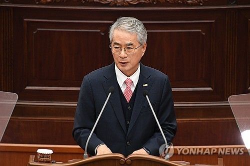 2023년 11월 의회 출석해 연설하는 박종훈 경남교육감
