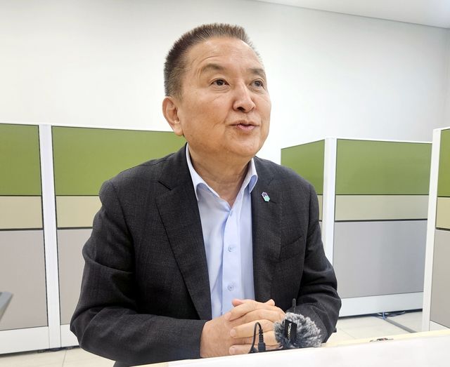 삭발 뒤 기자들과 대화 나누는 김영환 충북지사