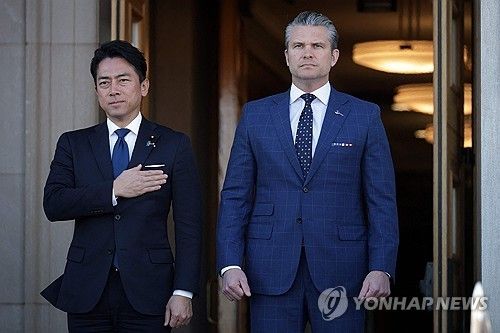 고이즈미 일본 방위상(왼쪽)과 헤그세스 미 국방장관