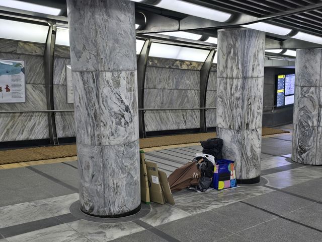 광화문역 지하도에 놓인 짐가방