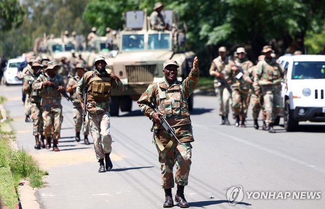 11일(현지시간) 남아프리카공화국 요하네스버그 외곽 리버리 지역에서 군인들이 경찰 지원을 위해 거리를 순찰하고 있다.[로이터=연합뉴스 자료사진. 재판매 및 DB 금지]