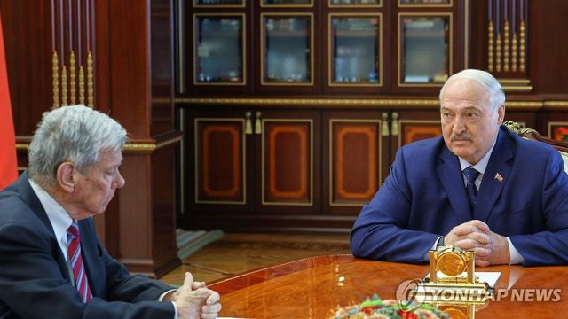 도널드 트럼프 미국 대통령의 특사 존 콜(왼쪽)과 알렉산드르 루카셴코 벨라루스 대통령