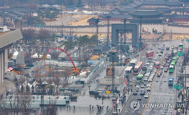 BTS 공연 준비로 분주한 광화문광장