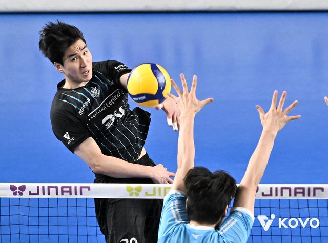 공격하는 현대캐피탈의 신호진(왼쪽)