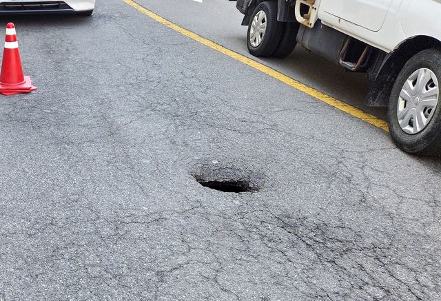 광주 동구 금남로5가 도로에 발생한 땅 꺼짐