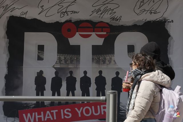 하이브 인근 찾은 BTS 팬들