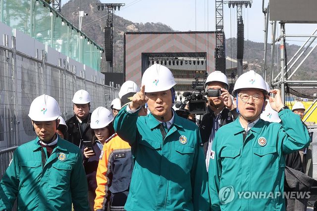 BTS 무대 현장 점검하는 오세훈 서울시장