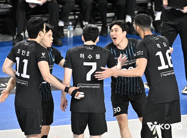 득점 후 기뻐하는 현대캐피탈 선수들