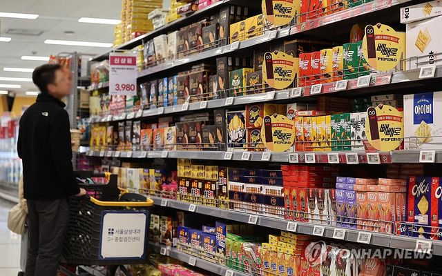 서울의 한 대형마트 과자 코너